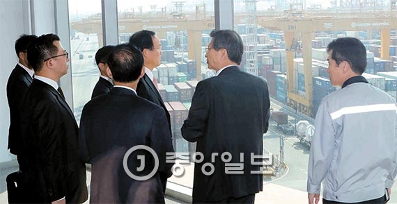 발 묶인 컨테이너 수만 개..화주들 속 탄다 - 중앙일보