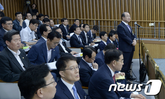 질의에 답하는 정성립 대우조선해양 사장 - 뉴스1