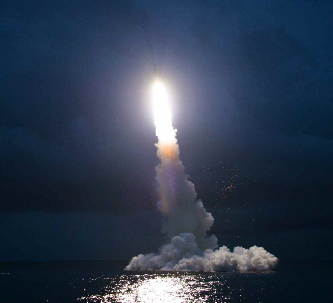 [사진= 북한 잠수함발사탄도미사일(SLBM) 발사 장면. 북한이 핵탄두 전용으로 개발된 SLBM을 보유하게 되면 핵보유국 6개국에 이어 세계 7번째로 SLBM을 보유하게 된다.]