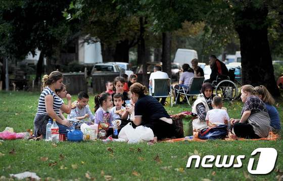 스코페 시민들이 11일(현지시간) 규모 5.3 지진과 수차례 여진을 경험한 뒤 인근 거리와 공원으로 나와 있다. © AFP=뉴스1