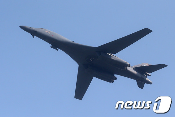 美 폭격기 B-1B 2대 한반도 상공 재출격..1대는 착륙(종합) - 뉴스1