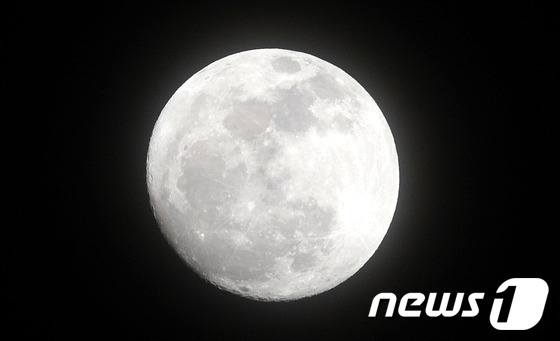 '구름낀 사이로 대보름달'..추석연휴 비·구름 - 뉴스1