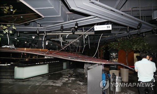 <규모 5.8 지진> 대형 식당 천장 '와르르' - 연합뉴스