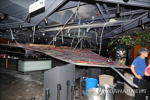 (김해=연합뉴스) 최병길 기자 = 12일 저녁 경주 지역에서 발생한 규모 5.8 지진으로 경남 김해대로 한 주상복합건물 내 대형 식당 천장 일부가 폭탄을 맞은 듯 맥없이 무너져 내렸다. 2016.9.13