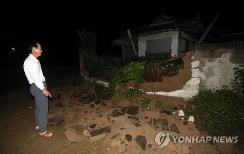 12일 오후 규모 5 이상의 지진이 연이어 발생해 경북 경주 내남면 부지리 한 주택의 담벼락이 무너졌다. 2016.9.12