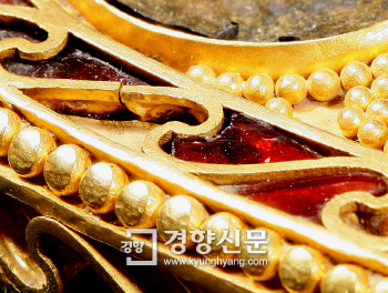 장식보검의 세부. 금알갱이를 박아 넣었다.