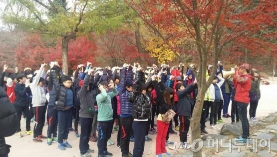 ↑ 119 대원이 수학여행에 동행해 산행 전 몸풀기 교육을 하고 있다. /사진제공=서울시