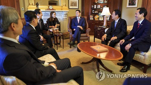 정의장-여야 원내대표단, 라이언 美하원의장과 현안 논의     (워싱턴=연합뉴스) 심인성 특파원 = 미국을 방문 중인 정세균 국회의장과 새누리당 정진석, 더불어민주당 우상호, 국민의당 박지원 원내대표는 13일(현지시간) 워싱턴DC 연방의회 빌딩에서 폴 라이언(공화·위스콘신) 하원의장과 만나 양국 간 현안에 대해 논의했다.      사진 한 가운데 통역 여성을 중심으로 왼쪽이 정 의장, 오른쪽이 라이언 의장이다. 라이언 의장 오른쪽으로는 정 원내대표와 우 원내대표, 정 의장 왼쪽으로는 박 원내대표와 안호영 주미대사. [폴 라이언 하원의장실 제공=연합뉴스]