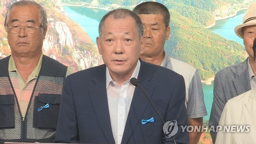 김항곤(맨 앞) 성주군수가 지난달 22일 경북 성주군청 1층 대강당에서 기자회견을 열어 "국방부는 성산포대를 제외한 제3의 적합한 장소를 사드배치 지역으로 결정해 주기를 바란다"고 밝히고 있다.[연합뉴스 자료사진]