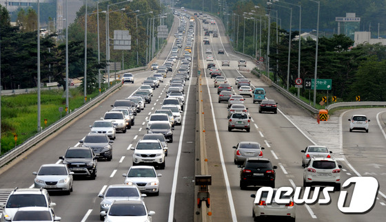 고속도로 상행선 정체 시작..13시 출발 부산→서울 6시간 - 뉴스1