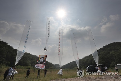 추석인 지난 9월15일 경기도 파주시 낙하 IC 인근에서 자유북한운동연합 회원들이 북한 핵실험을 규탄하는 대북전단을 하늘로 띄우고 있다. [연합뉴스 자료사진]