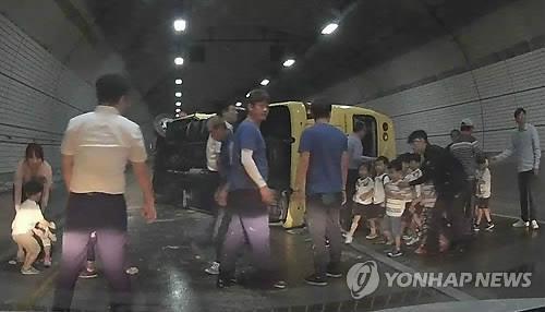 부산 곰내터널서 또 전복 사고..1시간 교통체증 - 연합뉴스
