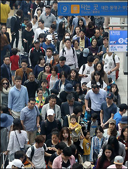 추석연휴 막바지인 17일 오전 서울역에서 귀경객들이 열차에서 내려 역을 나서고 있다.ⓒ연합뉴스