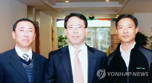 잡힌 자와 잡은 자 서로가 "생명 은인"     (춘천=연합뉴스) 이재현 기자 = 1996년 9월 18일 강릉 앞바다에서 발견된 북한 잠수함 침투사건이 18일 20주년을 맞았다. 북한 잠수한 침투사건의 유일한 생존자인 이광수(51·왼쪽)와 이 씨를 생포한 강원지방경찰청 최우영(46·오른쪽) 경감이 2008년 12월 춘천에서 열린 안보강연회에서 만나 사진을 촬영한 모습. 당시 일촉즉발 생사의 갈림길에 섰던 최 경감과 이광수는 서로를 '생명의 은인'이라고 굳게 믿고 있다. 이후 이들은 서로 연락을 자주 주고받으며 각별한 인연을 이어가고 있다. 2016.9.18     jlee@yna.co.kr