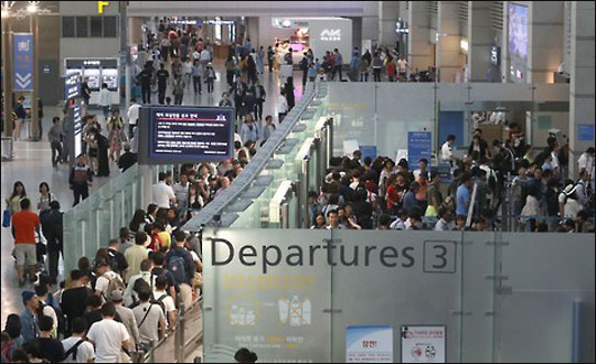 추석 연휴를 이틀 앞둔 12일 오전 인천공항을 통해 해외로 나가려는 출국 인파로 복잡한 모습이다. ⓒ연합뉴스