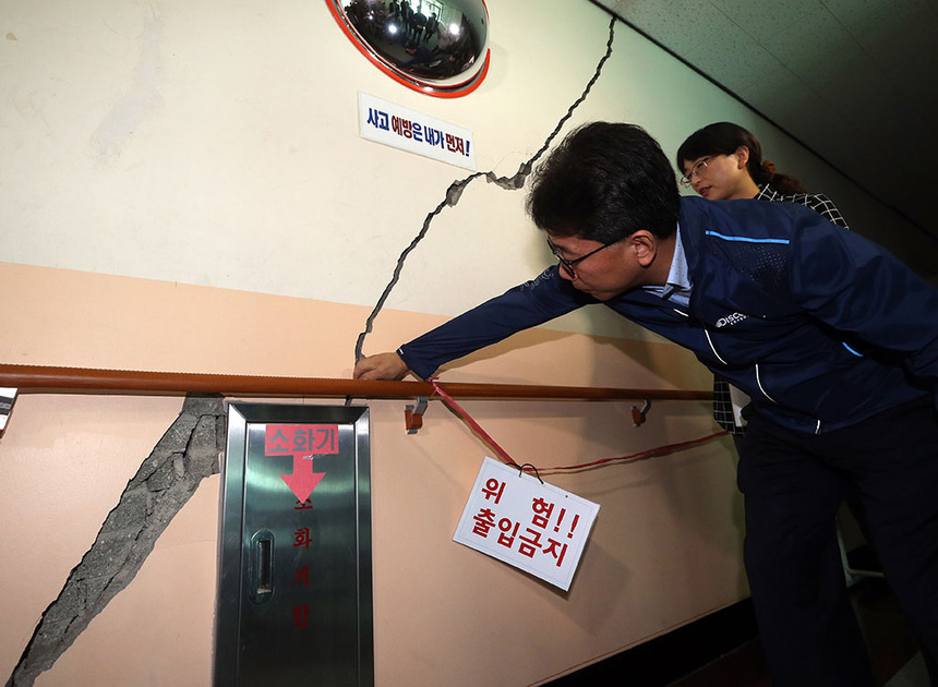 지난 9월12일 경주에서 발생한 규모 5.8의 지진으로 울산시 북구의 한 초등학교 건물 곳곳에 균열이 생겨 20일 오전 교육부에서 파견된 민간 전문가가 안전진단을 하고 있다. ⓒ연합뉴스