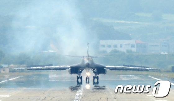 美 B-1B 랜서 폭격기 '한반도 착륙' - 뉴스1