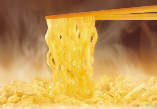 라면은 지난해에만 전 세계적으로 977억 개가 팔리면서 세계인이 가장 애호하는 간식의 하나로 떠올랐다. 국내 라면 업계의 경우 최근에는 영양성분, 탄력을 강화한 면으로 고급스러운 입맛을 잡기 위한 ‘면발 경쟁’을 펼치고 있다. 농심 제공