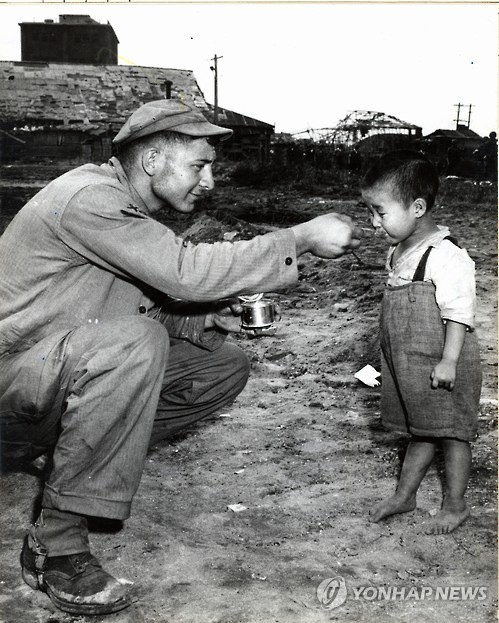 1950년 아이에게 먹을 것을 주는 군인 - 연합뉴스