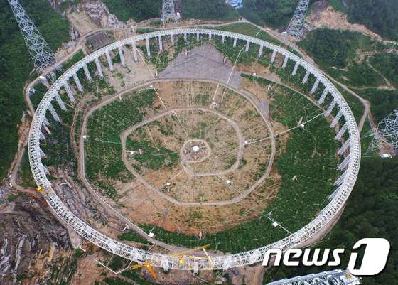 지난해 7월 촬영된 세계 최대 전파망원경 'FAST'의 건설 현장. © AFP=뉴스1