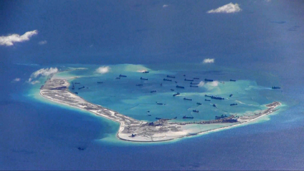 남중국해 스틀래틀리 군도의 한 산호초에서 중국 준설선으로 보이는 배 수십 척이 포착된 장면. 2015년 5월 21일 미 해군 감시선에서 촬영된 화면