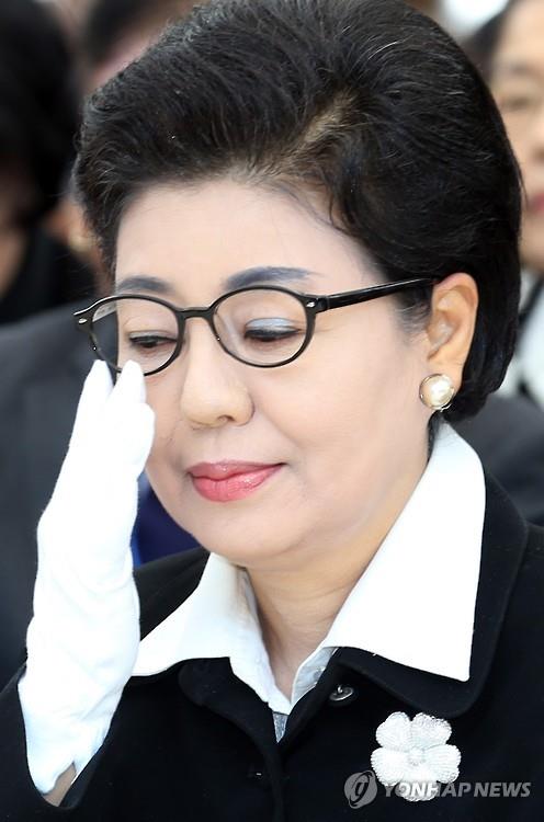 박근령씨, 뒤늦게 소송비용 갚아 구속 모면..