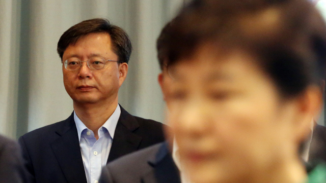 박근혜 대통령이 2일 오전 청와대에서 열린 국무회의에서 국민의례을 하고 있다. 뒤쪽에 우병우 민정수석. 2016.8.2. 청와대사진공동취재단. 한겨레