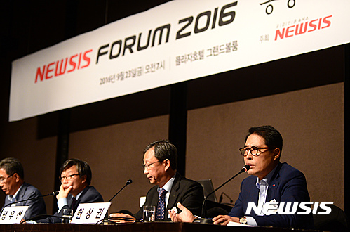 【서울=뉴시스】임태훈 기자 = 현상권(오른쪽) 한국전력공사 기획본부장이 23일 오전 서울 중구 더 플라자 호텔 그랜드볼룸에서 '공공기관 경영평가와 경영자율성'을 주제로 열린 '뉴시스 포럼 2016' 패널토론에서 발언하고 있다. 2016.09.23. taehoonlim@newsis.com