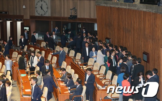 김재수 해임건의안 국회 본회의 통과..정국급랭 - 뉴스1