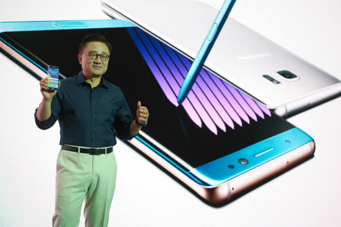 프리미엄폰, 삼성 반격..LG 출격..애플 상륙 - 전자신문