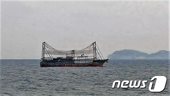 여수 먼 바다서 중국 어선 화재..선원 18명 전원 구조 - 뉴스1