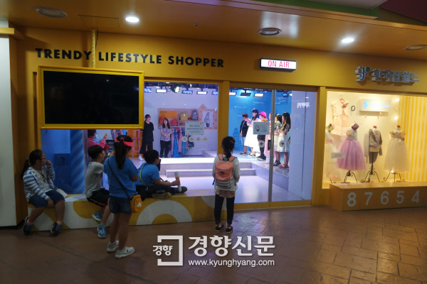 9월 22일 경기 성남시 한국잡월드 어린이체험관에서 어린이들이 패션 관련 직업 활동을 지켜보고 있다. / 박은하 기자