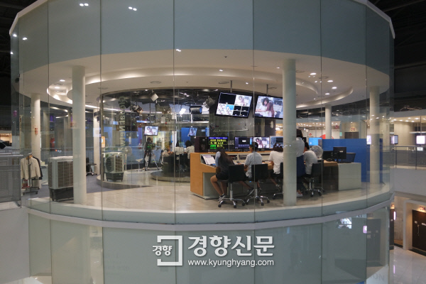 9월 22일 한국잡월드 청소년체험관에서 학생들이 방송캐스터, 프로듀서, 엔지니어로 역할을 나눠 방송국 직업 체험활동을 벌이고 있다. / 박은하 기자