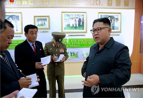(서울=연합뉴스) 김정은 북한 조선노동당 위원장이 평양 대동강주사기공장을 방문했다고 조선중앙TV가 24일 보도했다. 사진은 중앙TV 방송 장면으로 김정은이 공장 시설을 돌아보고 있다. 2016.9.24