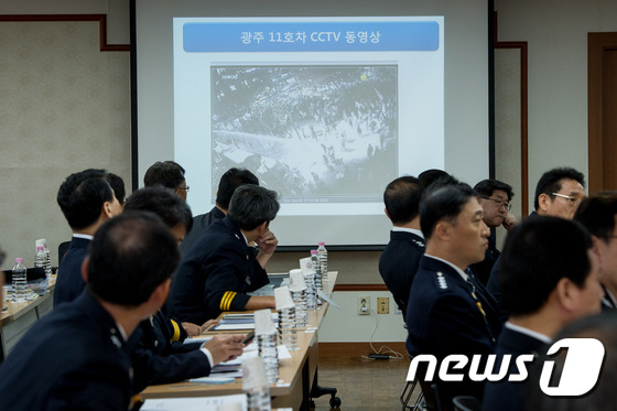 29일 서울 서대문구 미근동 경찰청에서 열린 2016 경찰청 국정감사에서 출석한 경찰들이 더불어민주당 박남춘 간사가 공개한 故 백남기 농민이 물대포에 맞아 쓰러질 당시 영상을 지켜보고 있다./뉴스1 © News1 유승관 기자