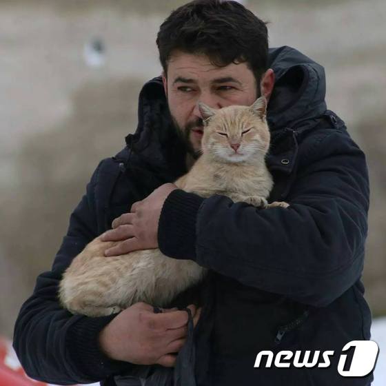 시리아 알레포에서 고양이를 껴안고 있는 무함마드 알라 알자릴.(사진 무함마드 알라 알자릴 페이스북)© News1