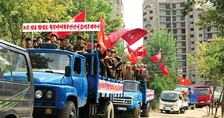 9월12일 북한 매체가 함경북도 수해 복구작업에 모든 역량을 동원하자고 연일 독려하고 나섰다. 사진은 노동신문에 실린 복구 현장으로 향하는 돌격대원 © 조선중앙통신 연합