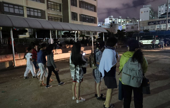 지난 19일 오후 8시37분 발생한 규모 4.5의 여진이 발생하자 시민들이 울산시 남구 삼신초등학교 운동장으로 대피했다. 일부 시민은 물과 비상식량 등이 든 ‘생존배낭’을 메고 피신했다.