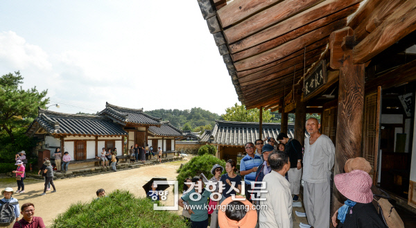 ‘경향 70년, 70인과의 동행’ 참가자들이 24일 경남 함양군 개평리 정여창 고택 사랑채 앞에서 종림 스님(오른쪽)에게 남방식 한옥의 구조에 대한 설명을 듣고 있다.  이준헌 기자 ifwedont@kyunghyang.com