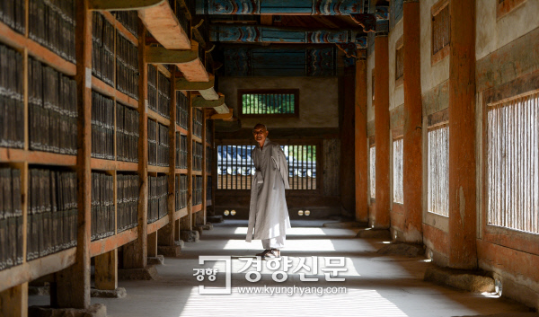 해인사 장경각은 햇빛 간접조명과 자연 통풍으로 대장경판을 품고 있는 신비로운 건축물이다. 20여년 대장경 전산화에 진력해온 종림 스님의 손길이 8만1258개 경판 하나하나에 스며 있다. 이준헌 기자