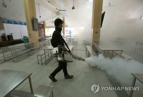 태국 보건당국 관계자가 지카 바이러스 감염자가 다수 발생한 방콕 시내 사톤 지역에서 모기 방제작업을 하고 있다[epa=연합뉴스 자료사진]