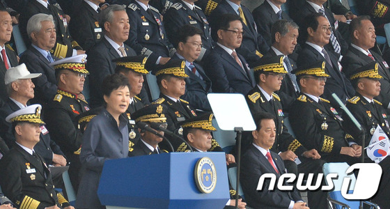 박근혜 대통령이 1일 충남 계룡시 계룡대 대연병장에서 열린 건군 제68주년 국군의날 기념식에서 기념사를 하고 있다. 2016.10.1/뉴스1 © News1 주기철 기자