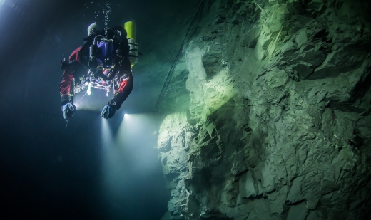 깊이가 400m 이상일 것으로 추정되는 ‘세계에서 가장 깊은 동굴’을 탐험하고 있는 폴란드 탐험가