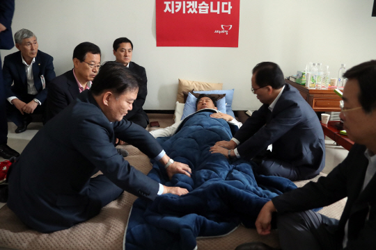 이정현 대표 '단식중 생일'..야당