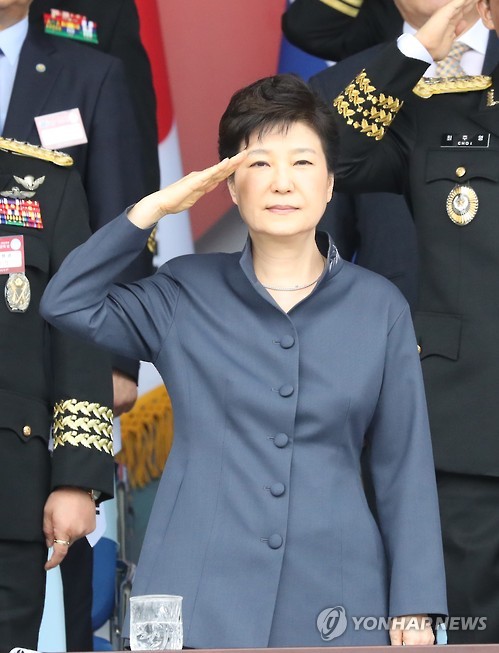거수경례하는 박 대통령 - 연합뉴스