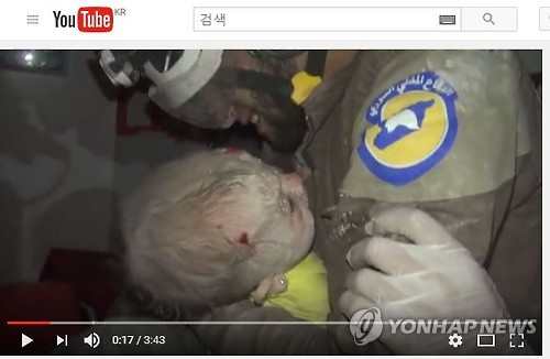 시리아 내전 현장에서 폭격에 무너진 건물에서 갓난아기를 구조한 '하얀 헬멧' 대원의 '눈물범벅 영상'이 공개됐다고 미 CNN이 지난달 30일(현지시간) 보도했다. [유튜브 영상 캡처=연합뉴스]