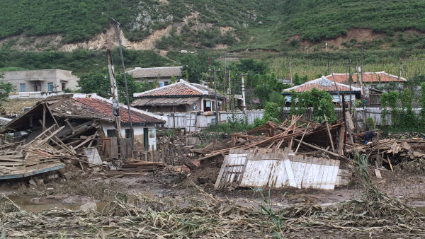지난달 초 홍수 피해를 입은 북한 함경북도 회령시 외곽 지역의 주택과 농경지가 크게 훼손돼 있다.  유니세프 제공