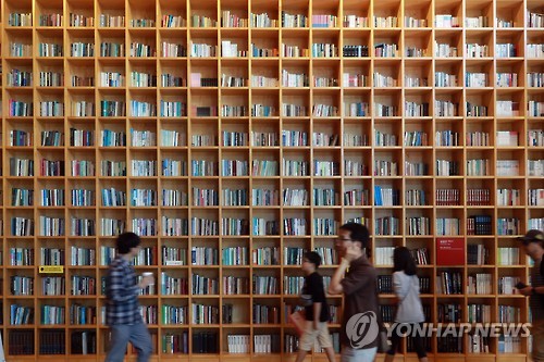 독서의 계절에 열린 파주 북소리 축제      (파주=연합뉴스) 최재구 기자 =  국내 최대 책 축제인 '2016 파주북소리 축제' 마지막 날인 3일 행사가 열린 파주출판도시에서 시민들이 지혜의 숲 대형 책장 앞을 지나고 있다. 2016.10.3      jjaeck9@yna.co.kr 