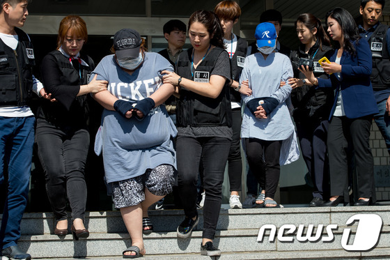 영장심사 출석하는 6세 입양 딸 살해 혐의 양어머니와 동거인 - 뉴스1