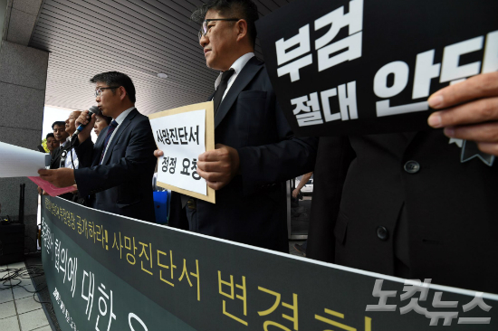 고 백남기 농민 법률대리인단장 이정일 변호사가 4일 오후 서울 종로구 서울대병원 장례식장 앞에서 '종로경찰서 협의에 대한 유가족의 입장' 기자회견에 참석해 발언을 하고 있다. (사진=황진환 기자)